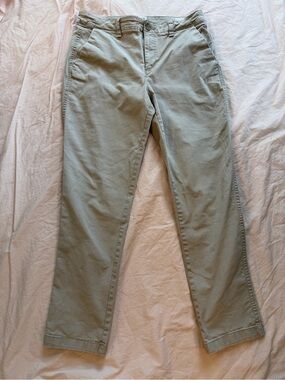 Women’s GAP Chino Pants in TAN. Size 2